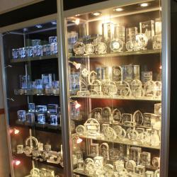 Сувениры из стекла с лазерной гравировкой внутри.