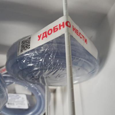 Европодвес с QR кодом на штанге в витрине на  термоупаковке со шлангом