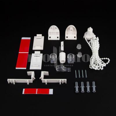 Вы можете выбрать любой способ монтажа, который подходит именно для ваших пластиковых или деревянных окон. Для глухой створки подходит монтаж на саморезы или без сверления с помощью клейкой ленты, а для поворотно-откидного окна - крепление на накидные кронштейны. Все необходимые детали уже включены в набор и позволят закрепить вашу ролету на окно, в проем, на стену или потолок в любой комнате вашего дома.