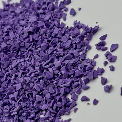 EPDM крошка изготавливается химическим путем с применением синтетического или натурального каучука Такой материал, как EPDM гранулы, набирает всё большую популярность.  Покрытия из EPDM крошки отличаются ярким, насыщенным цветом и повышенной износостойкостью. Немаловажно, что покрытия из epdm гранул не содержат токсичных соединений, материал экологически безопасен.  В производстве крошки используются высококачественные красители, которые позволяют покрытиям оставаться яркими на долгие годы вперёд. 