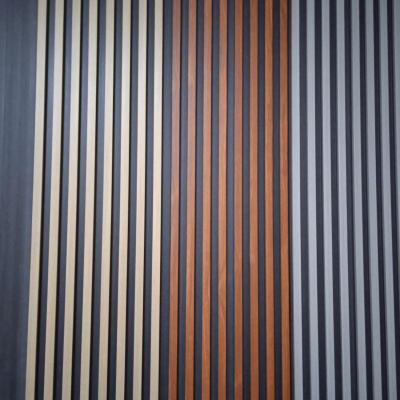 Реечная панель ДПК на темной основе.