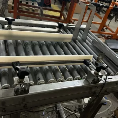 Приводной рольганг с механизмом переворота коробки АПК-11-22