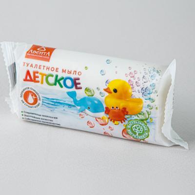 Мыло туалетное  «Детское» марка (Д). Мыло обладает невероятным свежим ароматом, нежно очищает и увлажняет кожу, прекрасно пенится. Это уникальное мыло произведено из высококачественного натурального сырья. Его гипоаллергенный состав не вызывает раздражений. Подходит для всех типов кожи.  Состав: натриевые соли натуральных жиров, пальмовое, кокосовое масло,  вода, хлорид натрия, парфюмерная композиция, диоксид титана, антал.