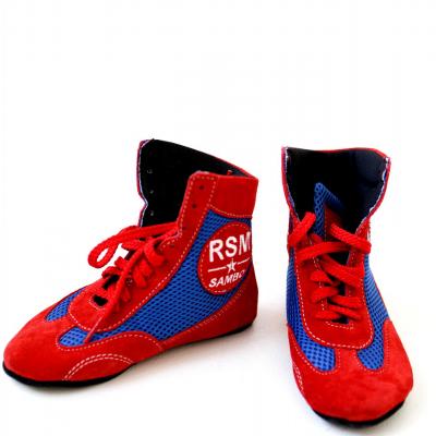 Модель RSM  легкая, мягкая, без грубых, жестких и выступающих элементов и швов. Все швы заделаны внутрь. Борцовки анатомической формы с учетом голеностопа спортсмена, голень в области лодыжек защищается мягкими прокладками, высота голенища ботинка не более10 см. от нижнего края латеральной (наружной) лодыжки. При шнуровании, голенище плотно облегает голень. Борцовки RSM предназначены для тренировок и выступления на соревнованиях на ковре для борьбы Самбо. Не рекомендуется ходить в борцовках вне ковра. Для в