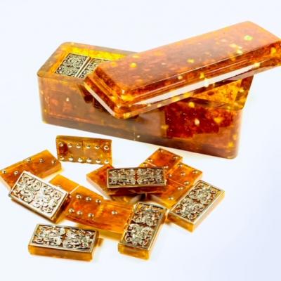 Домино из янтаря