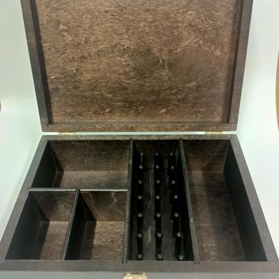 Фото внутри, с ячейками и вставкой для катушек.