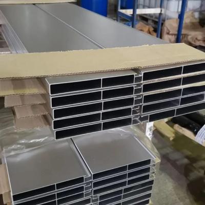 Бортовая доска верхняя (8507023; 5090) длина 6,5 м    Длина: 6,5 мм Ширина: 215 мм Высота: 25 мм  Цена указана за 1 метр погонный.  Страна-производитель: Россия, СПб Работа по безналу с НДС.   Специальные цены и условия для производителей бортов, фургонов и спецтранспорта. Работаем без посредников, Мы - производитель профиля.  Производство алюминиевого профиля по вашим чертежам и образцам.    В наличии на производстве в СПб: Бортовая доска средняя (8507025-2; 5092-2; 222 мм) длина 3,25 м, 6,5 м Бортовая дос