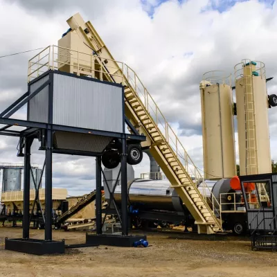 Концепция заводов Stanver Flow дает вторую жизнь отслужившему асфальту, оптимизируя применение природных ресурсов с использованием до 50% вторичного сырья - регенерированное асфальтовое покрытие (РАП) в готовой продукции. 