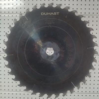 Дисковая пила DUHAST 600*50*3,8/5,6*z36 (торцовочная) предназначена для распиловки древесины различных пород на кромкообрезных станках. Пила оснащена твердосплавными напайками на зубьях.