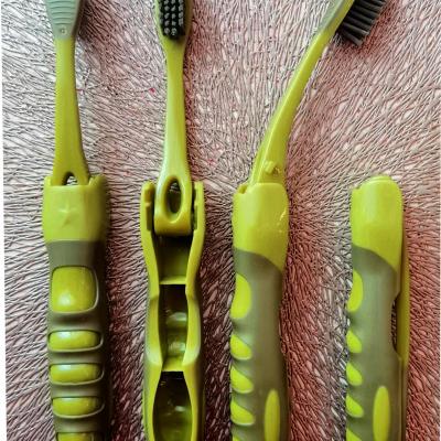 Зубная щётка мод Складная ARMY,трехкомпонентная ручка,  с фиксатором, щетина средняя хаки,подушка для языка. 