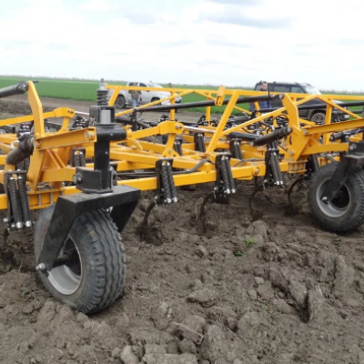 Универсальный культиватор АПК-10.4 в работе