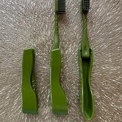 Зубная щётка мод Складная "Для Вежливых людей",однокомпонентная ручка,  с фиксатором, щетина средняя 