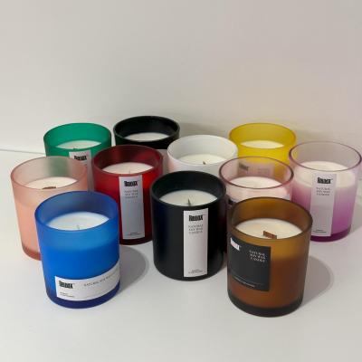 Ароматические свечи в разноцветных стаканах с крышкой