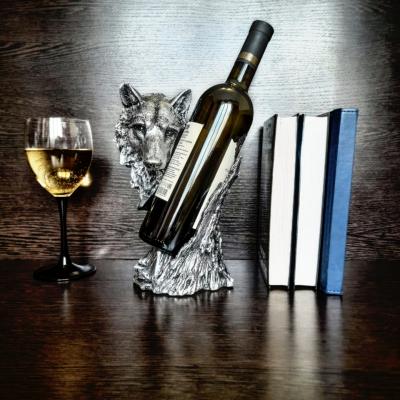 волк серебристый вид спереди с бутылкой