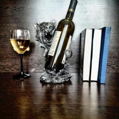 медведь серебристый вид спереди с бутылкой