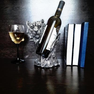 тигр серебристый вид спереди с бутылкой