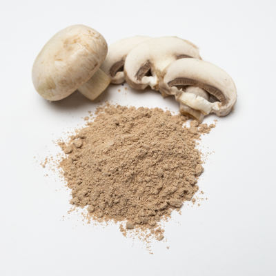 Состав сушеных шампиньонов богат полезными веществами. Сушеные шампиньоны содержат 18 аминокислот, многие из которых являются незаменимыми. Витамины: В1, В2, С, D и Н, а также микроэлементы: калий, натрий, фосфор. Шампиньоны являются отличным источником растительного белка, помогают регулировать уровень «плохого холестерина» в крови, а количество фосфора и кальция в них примерно такое же, как и в рыбе