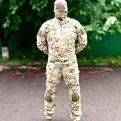 Описание: Костюм тактический летний «Росомаха» состоит из куртки и брюк. Куртка летняя, полуприлегающего силуэта, типа «анорак», с центральной застежкой на молнию по переду, закрытой с изнанки ветрозащитной планкой, снаружи — ветрозащитным клапаном, огибающим воротник. Воротник стойка. На рукавах куртки, в области плеча, расположен накладной карман с наклонным входом, с патчем для эмблем. Брюки прямого силуэта, слегка зауженные книзу, с застежкой на молнию в среднем шве передних половинок брюк, с поясом. По