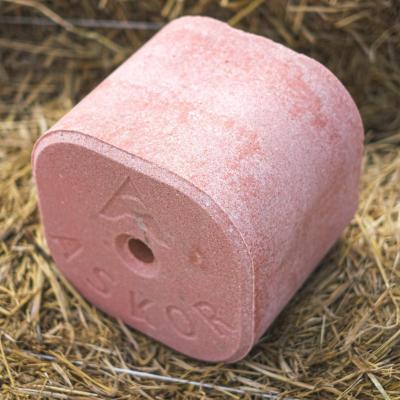 Соль-лизунец "Лимисол-КЗМ" розового цвета весом 5 кг круглой и квадратной формы, а также квадратный брикет весом 20кг, фасуется в коробки из гофрокартона по 4 штуки и в термоусадочную пленку.