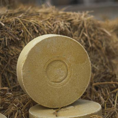 Соль-лизунец "Лимисол-МС" желтого цвета весом 5 кг круглой и квадратной формы, а также квадратный брикет весом 20кг, фасуется в коробки из гофрокартона по 4 штуки и в термоусадочную пленку.