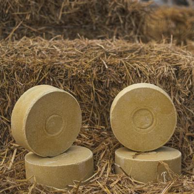 Соль-лизунец "Лимисол-Фосфогон" желтого цвета весом 5 кг круглой и квадратной формы, а также квадратный брикет весом 20кг, фасуется в коробки из гофрокартона по 4 штуки и в термоусадочную пленку.