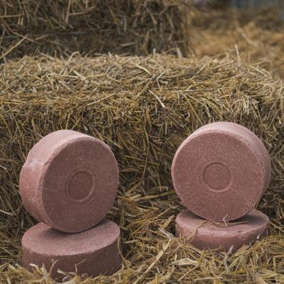 Соль-лизунец "Лимисол-Универсальный с патокой" коричневого цвета весом 5 кг круглой и квадратной формы, а также квадратный брикет весом 20кг, фасуется в коробки из гофрокартона по 4 штуки и в термоусадочную пленку.