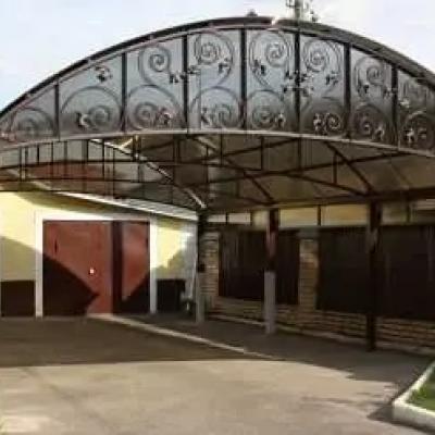 Автомобильные навесы из металла от компании «Ангар-Уфа»: надежное качество и высокая практичность