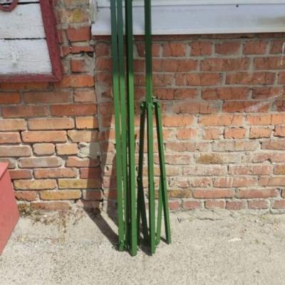 Мачта для антенн 4 метра позволяет улучшить качество принимаемого сигнала. Она представляет собой конструкцию, состоящую из 4 х секций, каждая из которых устанавливается на предыдущую. Такое решение делает ее удобной в сборке и гарантирует надежность установки. У мачты имеется тренога, что позволяет быстро собрать и поставить конструкцию. Мачта выполнена из алюминия, поэтому она в несколько раз легче стальных аналогов. Кроме того, материал не подвержен коррозии, а значит, конструкция прослужит не один год.