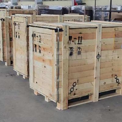 Усиленные деревянные ящики, изготовленные по экспортным стандартам и требованиям ISPM-15. Обеспечивают жёсткость, защиту от вибраций и безопасную фиксацию оборудования при долгой морской перевозке в Китай.